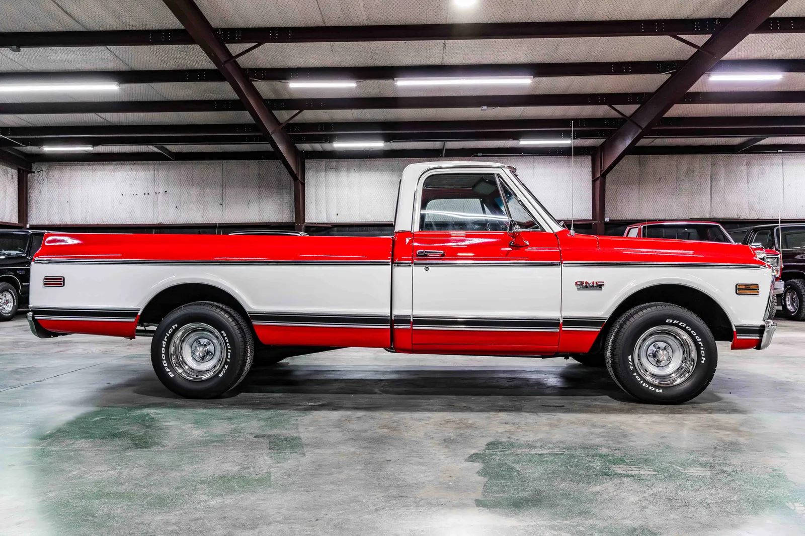 5_1972-GMC-Sierra Grande-White & Medium Red-513163-41.jpg